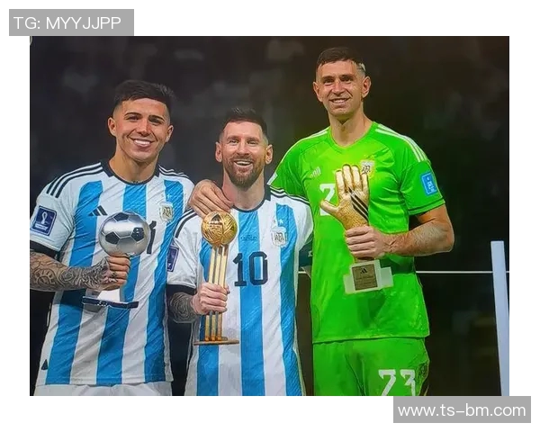 顶级足球明星同框合影展现足球魅力与友谊的精彩瞬间